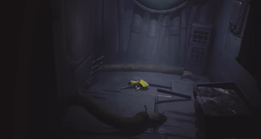 Six in yellow raincoat crawling in dark room, Little Nightmares